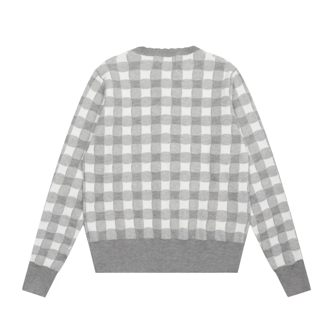P190 Top quality" Style number: DS015# [Ralph Lauren plaid jacquard basic pony embroidered logo knitted cardigan long sleeves] ✅Ralph Lauren Ralph Lauren classic basic versatile plain plaid jacquard knitted cardigan long-sleeved small jacket ✅Main supplier of platform live broadcast wholesale entities ✅ZP quality 1:1 pattern making Scan the code to enter the GF website Counter quality ✅Detailed quality The only one in Guangzhou Imported quality cotton yarn Mainly high-end Needless to say, cost-effective and good quality. ✅Restore the original version. Loose, comfortable and stress-free. Simple is high-end. Classic is timeless. ✅The upper body is simple and easy to match. A must-have for goddess ootd. Good-looking clothes are never picky. A must-have in the goddess’ wardrobe. Size: S-L. Color: Navy blue. Light blue. Pink. Gray. Yellow. Red.